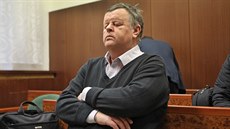 Obžalovaný bývalý exekutor Čeněk Bělasta se před fotografy kryl zimním kabátem... Obžalovaný bývalý exekutor Čeněk Bělasta se před fotografy kryl zimním kabátem...