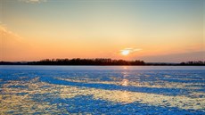 Kostel svatého Linharta na ostrov uprosted Vstonické nádre sice není bn pístupný, stal se vak ikonickou souástí panoramatu moravského moe". (11. ledna 2017)