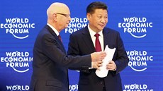 ínský prezident Si in-pching se zakladatelem WEF v Davosu Klausem Schwabem...