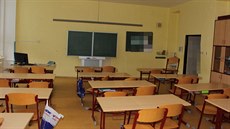 Třída školy, do které vnikl mladík a napsal nápis na tabuli. Třída školy, do které vnikl mladík a napsal nápis na tabuli.
