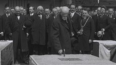 Scéna z dlouho ztraceného dokumentu. T. G. Masaryk křtí základní kámen ČVUT. Scéna z dlouho ztraceného dokumentu. T. G. Masaryk křtí základní kámen ČVUT.