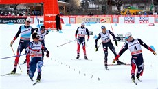 Sindre Björnestad Skar (vpravo) a Simeon Hamilton finišují v závodu ve sprintu... Sindre Björnestad Skar (vpravo) a Simeon Hamilton finišují v závodu ve sprintu...