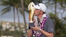 Justin Thomas s trofejí pro vítěze turnaje Sony Open v Honolulu. Justin Thomas s trofejí pro vítěze turnaje Sony Open v Honolulu.