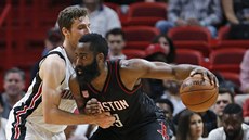 U míče James Harden z Houstonu, brání ho Goran Dragič z Miami. U míče James Harden z Houstonu, brání ho Goran Dragič z Miami.