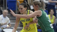 Sonja Petrovičová (vlevo¨z USK Praha se snaží obejít Annu Laklothovou z Györu. Sonja Petrovičová (vlevo¨z USK Praha se snaží obejít Annu Laklothovou z Györu.