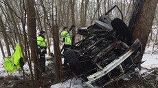 Na 22. kilometru sjel řidič mimo silnici, narazil do stromu a auto začalo... Na 22. kilometru sjel řidič mimo silnici, narazil do stromu a auto začalo...