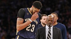 Anthony Davis z New Orleans odstupuje ze zápasu v New Yorku kvůli zranění. Anthony Davis z New Orleans odstupuje ze zápasu v New Yorku kvůli zranění.