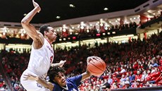 Momentka ze zápasu New Mexico - Nevada. Lindsey Drew (14) uklouzl v souboji s... Momentka ze zápasu New Mexico - Nevada. Lindsey Drew (14) uklouzl v souboji s...