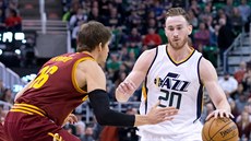 Gordon Hayward (vpravo) z Utahu obchází Kylea Korvera z Clevelandu.