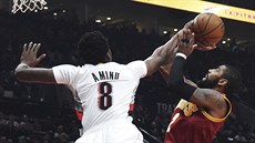 Al-Farouq Aminu z Portlandu zablokoval Kyrieho Irvinga z Clevelandu. Al-Farouq Aminu z Portlandu zablokoval Kyrieho Irvinga z Clevelandu.