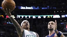 Isaiah Thomas (vlevo) z Bostonu zakonuje, neubránil ho Marcin Gortat z...