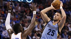 Chandler Parsons (25) z Memphisu střílí na koš Oklahoma City, brání ho Victor... Chandler Parsons (25) z Memphisu střílí na koš Oklahoma City, brání ho Victor...