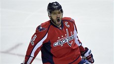 Alex Ovečkin z Washingtonu slaví svůj gól. Alex Ovečkin z Washingtonu slaví svůj gól.