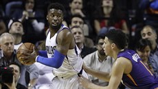 Wesley Matthews (vlevo) z Dallasu pod tlakem Devina Bookera z Phoenixu.