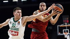 Blake Schilb (vpravo) z Galatasaray Istanbul, brání ho Edgaras Ulanovas ze... Blake Schilb (vpravo) z Galatasaray Istanbul, brání ho Edgaras Ulanovas ze...