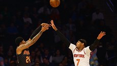 Kent Bazemore (vlevo) z Atlanty stílí pes ruku Carmela Anthonyho z New Yorku.