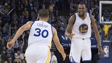 Stephen Curry a Kevin Durant oslavují povedenou akci Golden State proti...