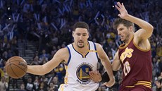 Kyle Korver (vpravo) z Clevelandu brání Klaye Thompsona z Golden State.