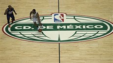 P. J. Tucker (vlevo) z Phoenixu, Kawhi Leonard ze San Antonia a střed palubovky... P. J. Tucker (vlevo) z Phoenixu, Kawhi Leonard ze San Antonia a střed palubovky...