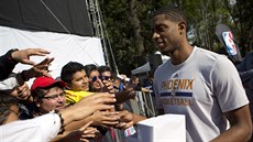 Brandon Knight z Phoenixu obklopený mexickými fanouky