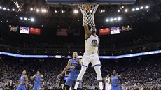 Kevin Durant z Golden State smečuje do koše Oklahoma City. Kevin Durant z Golden State smečuje do koše Oklahoma City.