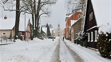 Především v zimě, kdy asfalt pokrývá souvislá vrstva uježděného sněhu, působí... Především v zimě, kdy asfalt pokrývá souvislá vrstva uježděného sněhu, působí...