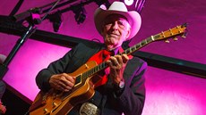 Tommy Allsup byl aktivní až do konce života. Zde na koncertě v roce 2015. Tommy Allsup byl aktivní až do konce života. Zde na koncertě v roce 2015.