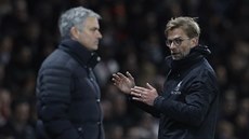 Trenéi Jürgen Klopp (Liverpool) a José Mourinho (Manchester United) bhem...