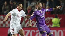 Kapitán Realu Madrid Sergio Ramos odehrává mí ped dotírajícím Samirem Nasrim...