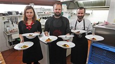 Jiří Nenička (uprostřed) se svým týmem nese jeden z pokrmů festivalového menu... Jiří Nenička (uprostřed) se svým týmem nese jeden z pokrmů festivalového menu...