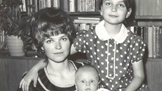 Pavlína Poízková s maminkou a bratrem na archivním snímku
