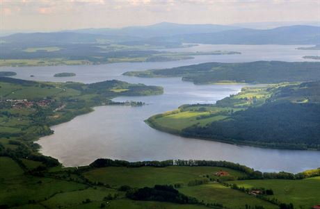 Letecký pohled na Lipenskou pehradu. Vlevo je Horní Planá.