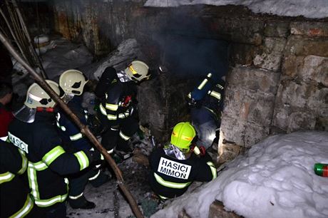Ohoelé tlo hasii nali pi poáru ve skalním sklep v Mimoni.