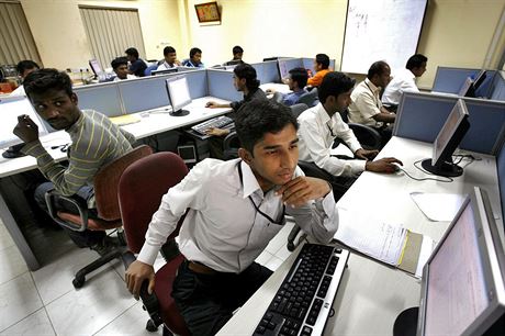 Zamstnanci call centra v indickém Bangalore (leden 2008)