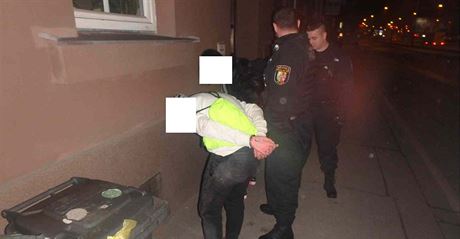 Stráníci zadreli chlapce a dívku ve Skvranské ulici v Plzni. (23. ledna 2017)