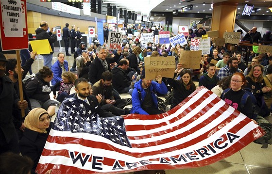 Ameriané protestovali proti rozhodnutí amerického prezidenta Donalda Trumpa...