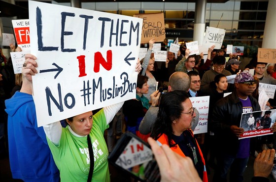 Ameriané protestovali proti rozhodnutí amerického prezidenta Donalda Trumpa...