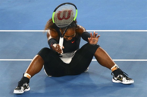 Americk tenistka Serena Wiliamsov se krtce po mebolu ve finle Australian...