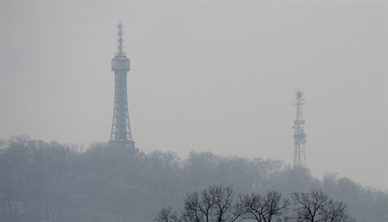 Smog v Praze. Pohled na Petínskou rozhlednu (20.1.2017)