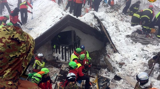 Záchranái pokraují v odklízení snhu a trosek z laviny zavaleného hotelu...