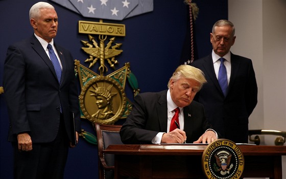 Prezident USA Donald Trump s viceprezidentem Mikem Pencem vlevo a ministrem obrany Jamesem Mattisem vpravo.