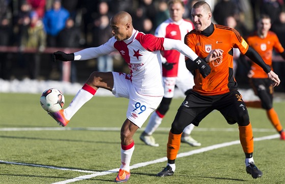 Gino van Kessel si zpracovává mí v zápase Slavie proti Ruomberoku.