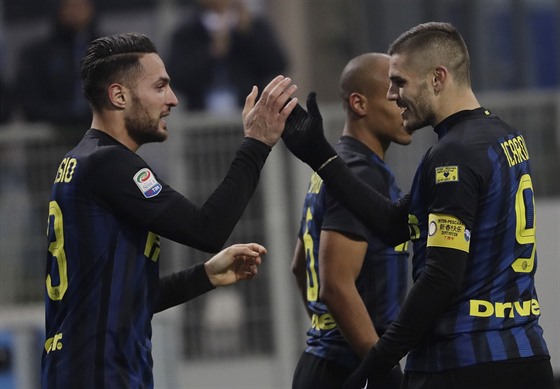 Danilo D'Ambrosio (vlevo) a jeho spoluhrái z Interu Milán se radují z gólu.