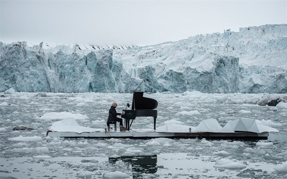 Uznávaný italský skladatel Ludovico Einaudi hrál v Arktid u pobeí Svalbard v...