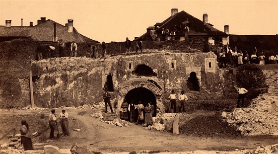 Bourání hradeb olomoucké pevnosti u tehdejí Stední brány v roce 1883. Stála...