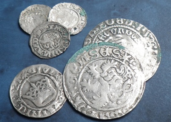 Mince z pokladu nalezeného v Nové Vsi u Chotboe. Na snímku jsou dva praské...