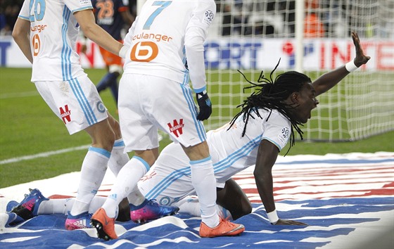 Bafetimbi Gomis z Marseille slaví gól.