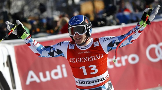 Rakouský lya  Matthias Mayer se raduje z triumfu v superobím slalomu v...