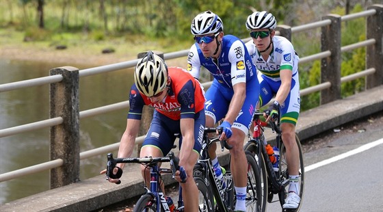 Ondej Cink (vlevo) v prbhu etapového závodu Tour Down Under v Austrálii.