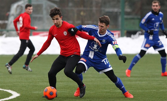 Na tréninkovém hiti s umlou trávou budou zejm fotbalisté olomoucké Sigmy hrát u jen 4,5 roku. Pozemek pod ním klub prodává, aby splatil dluhy.